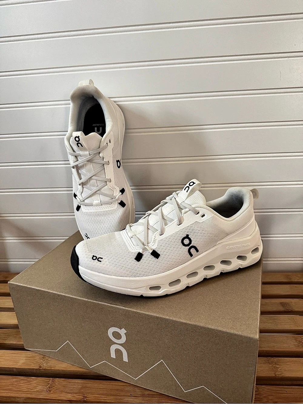 On Cloudleap White & Black Girls US 4.5 Like New